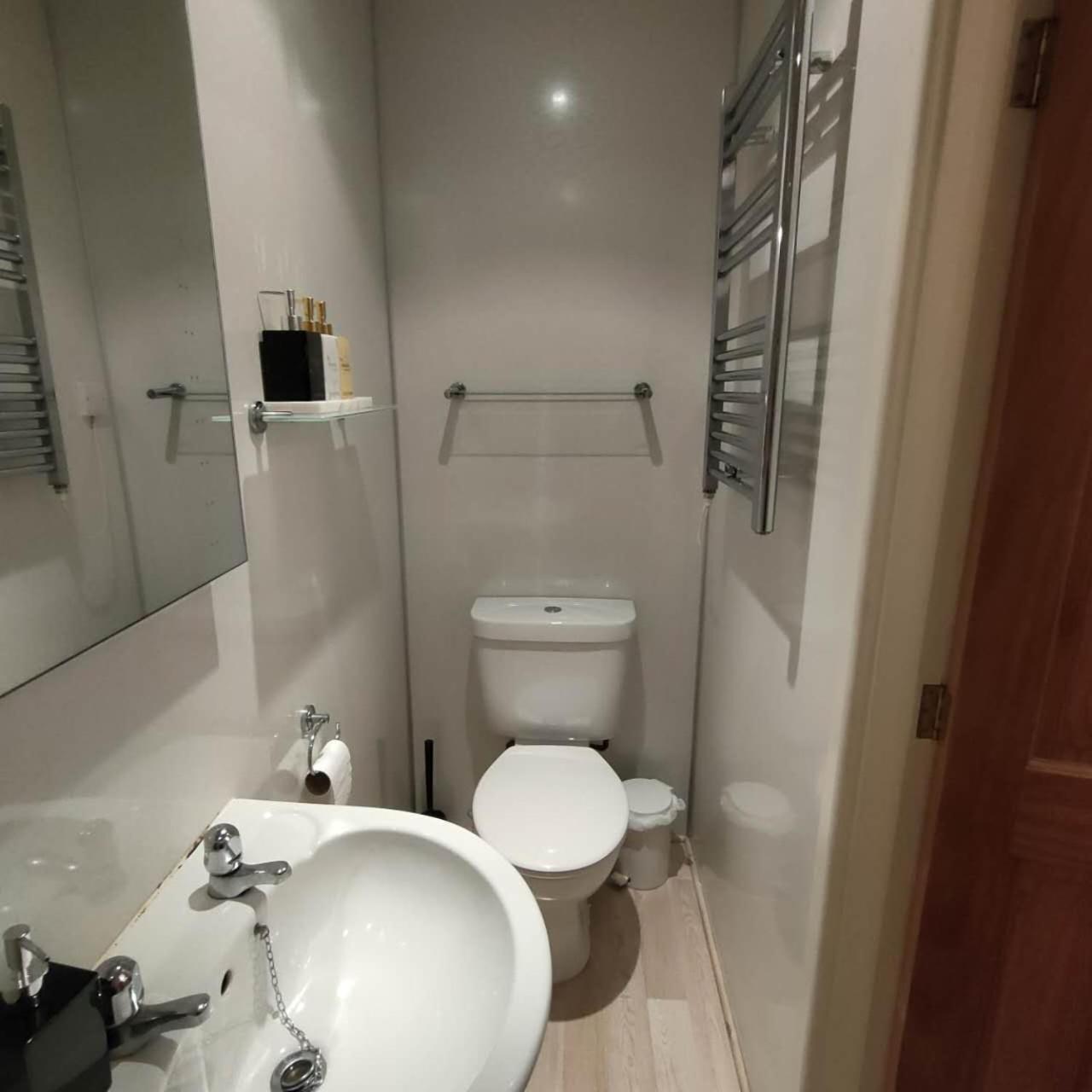 The Ambleside Apartments - Self Catering With Private Kitchen - Best For Location Ngoại thất bức ảnh